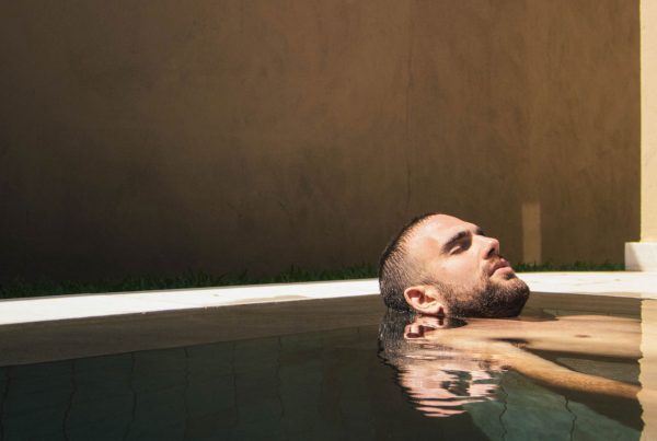 man's head above water relaxing his mind
